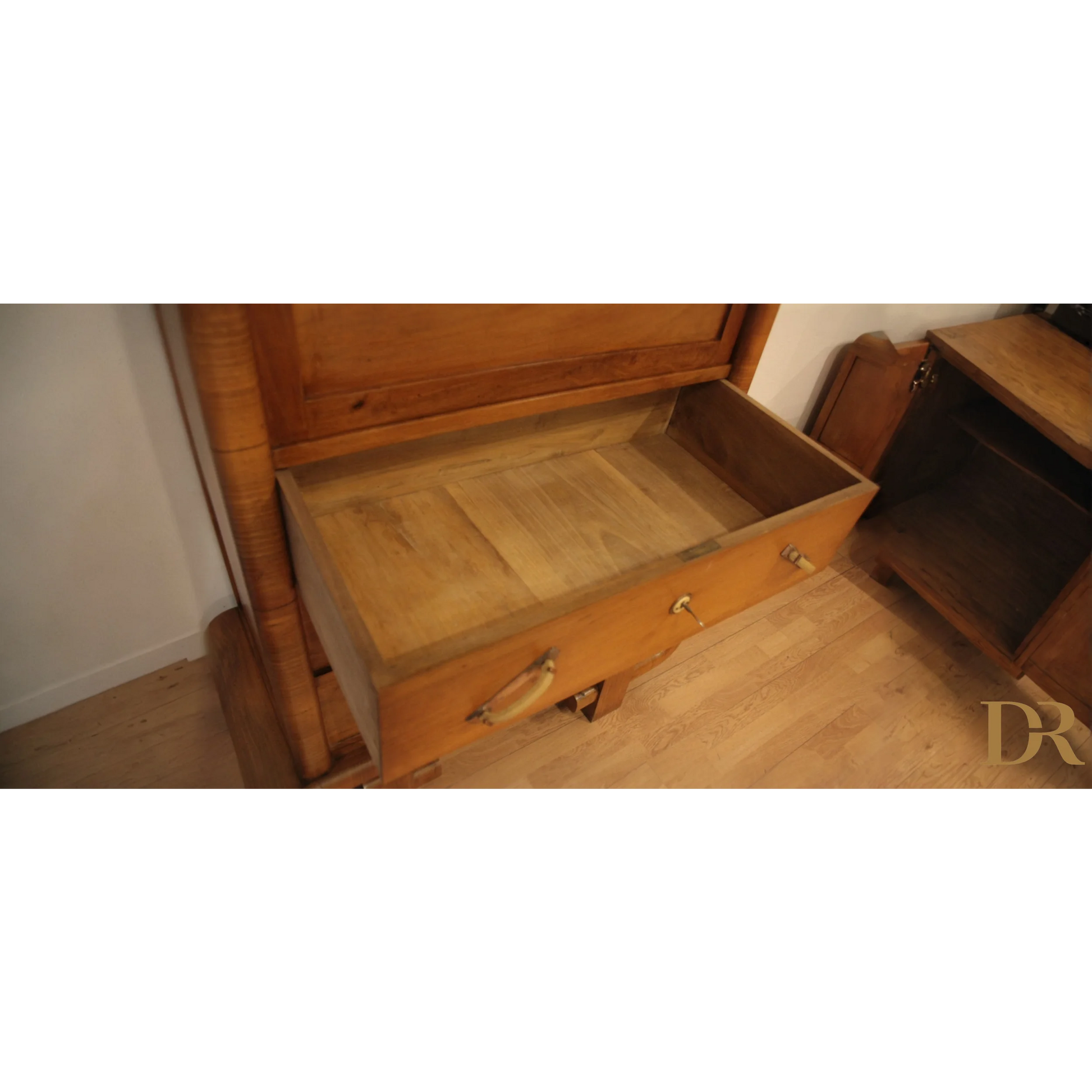 Cassetto aperto del secretaire in noce Art Deco anni 50, stile mid century modern
