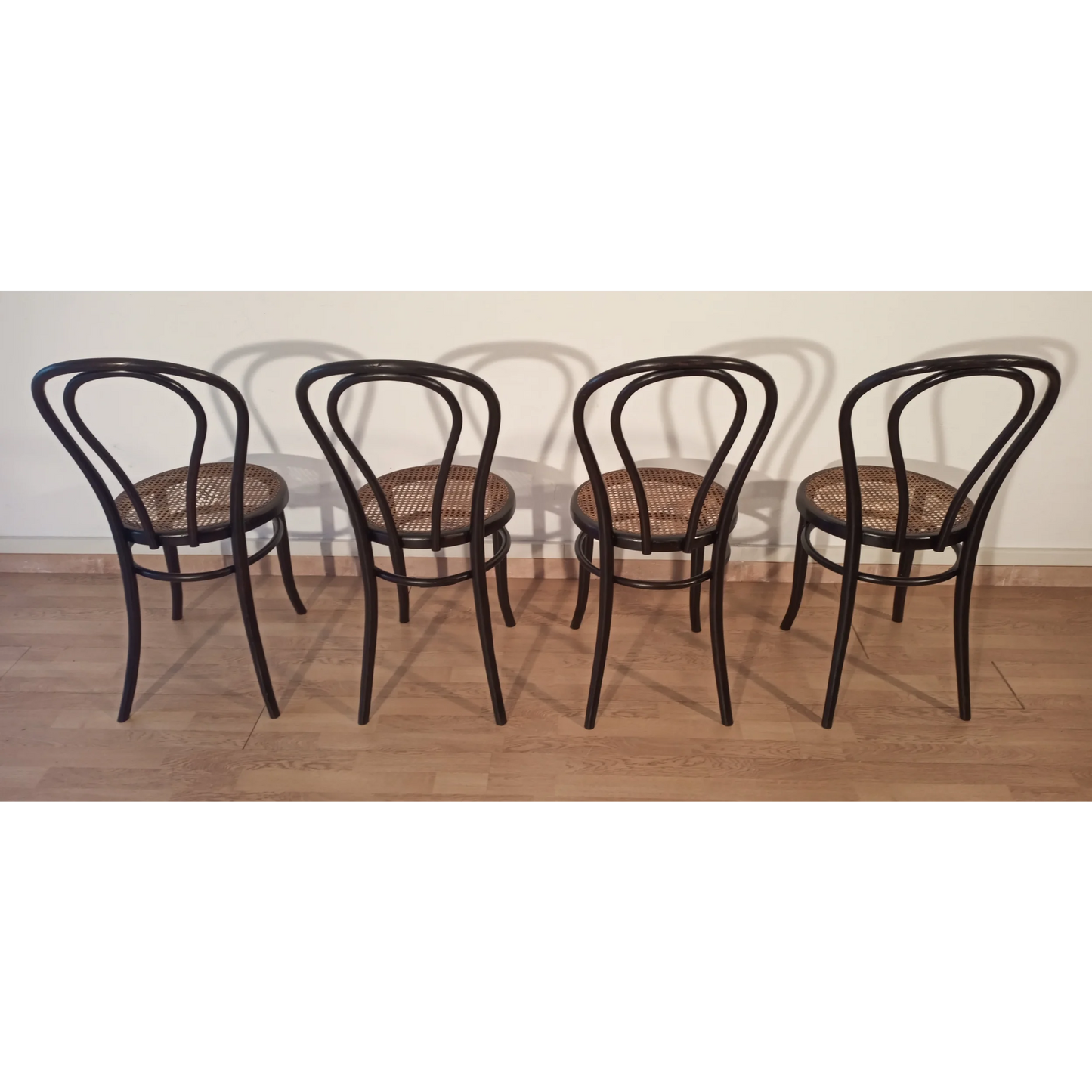 Quattro sedie da pranzo in faggio curvato nello stile di Thonet Italia, set elegante