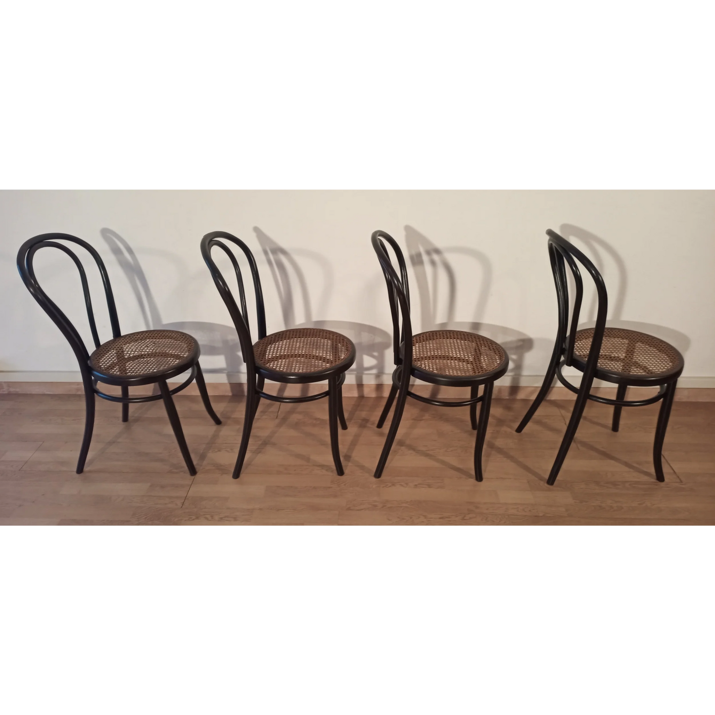 Set di 4 sedie da pranzo in faggio curvato nello stile Thonet Italia con seduta in canna