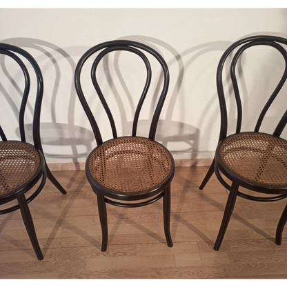 Tre sedie in faggio curvato nello stile di Thonet Italia, set elegante e sofisticato