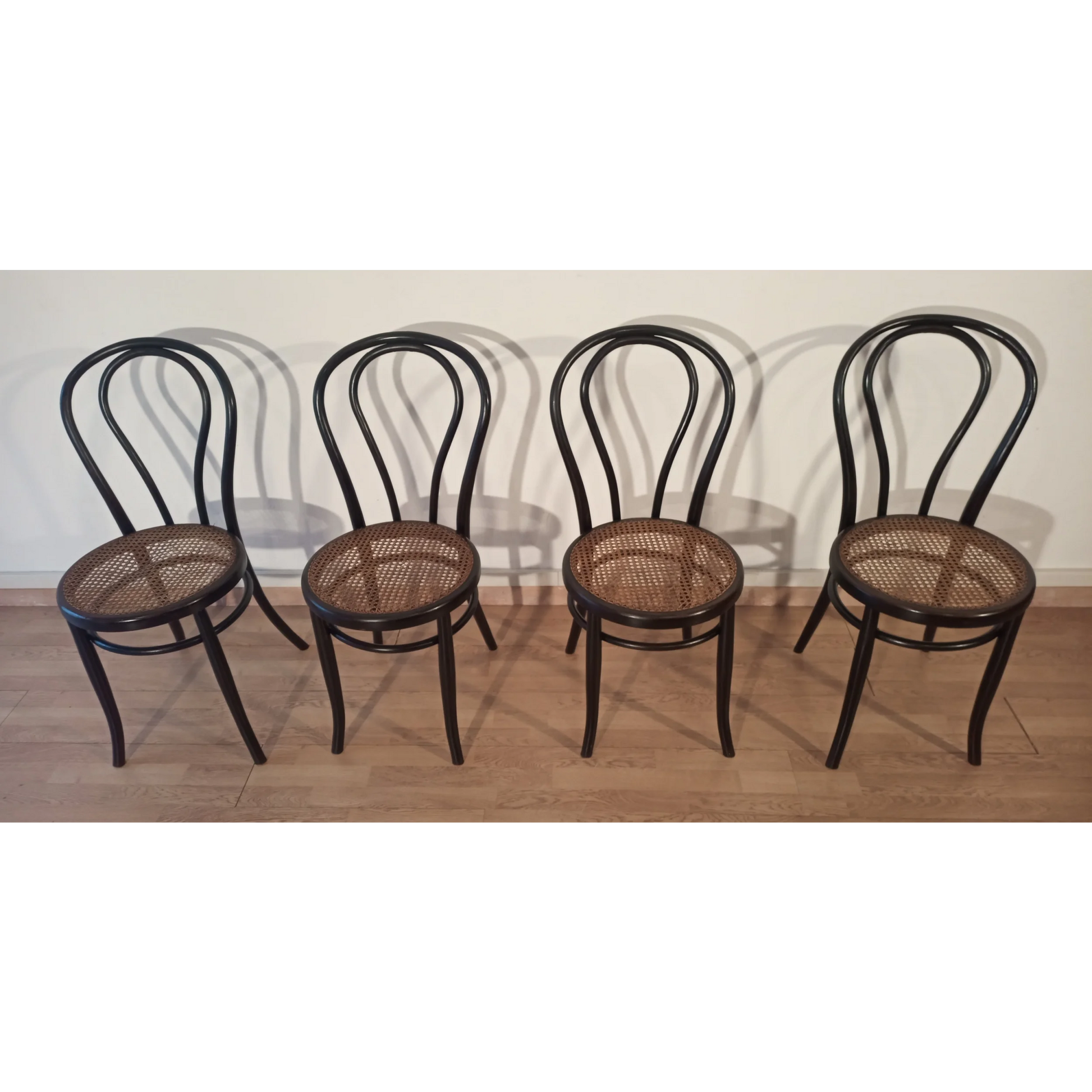 Quattro sedie da pranzo in faggio curvato nello stile di Thonet Italia, set di 4