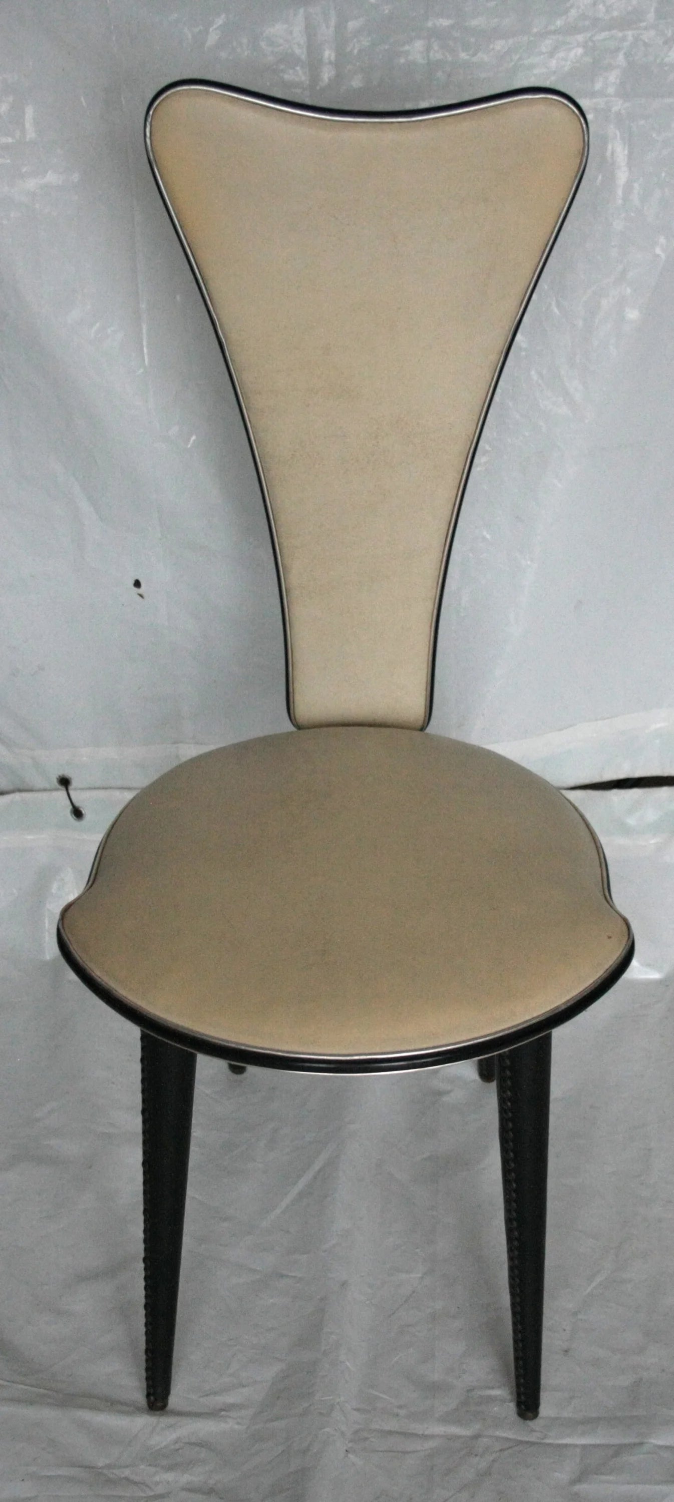Sedia umberto mascagni anni 60 in ecopelle bianca beige con rifiniture nere e dettaglio triangolo irregolare