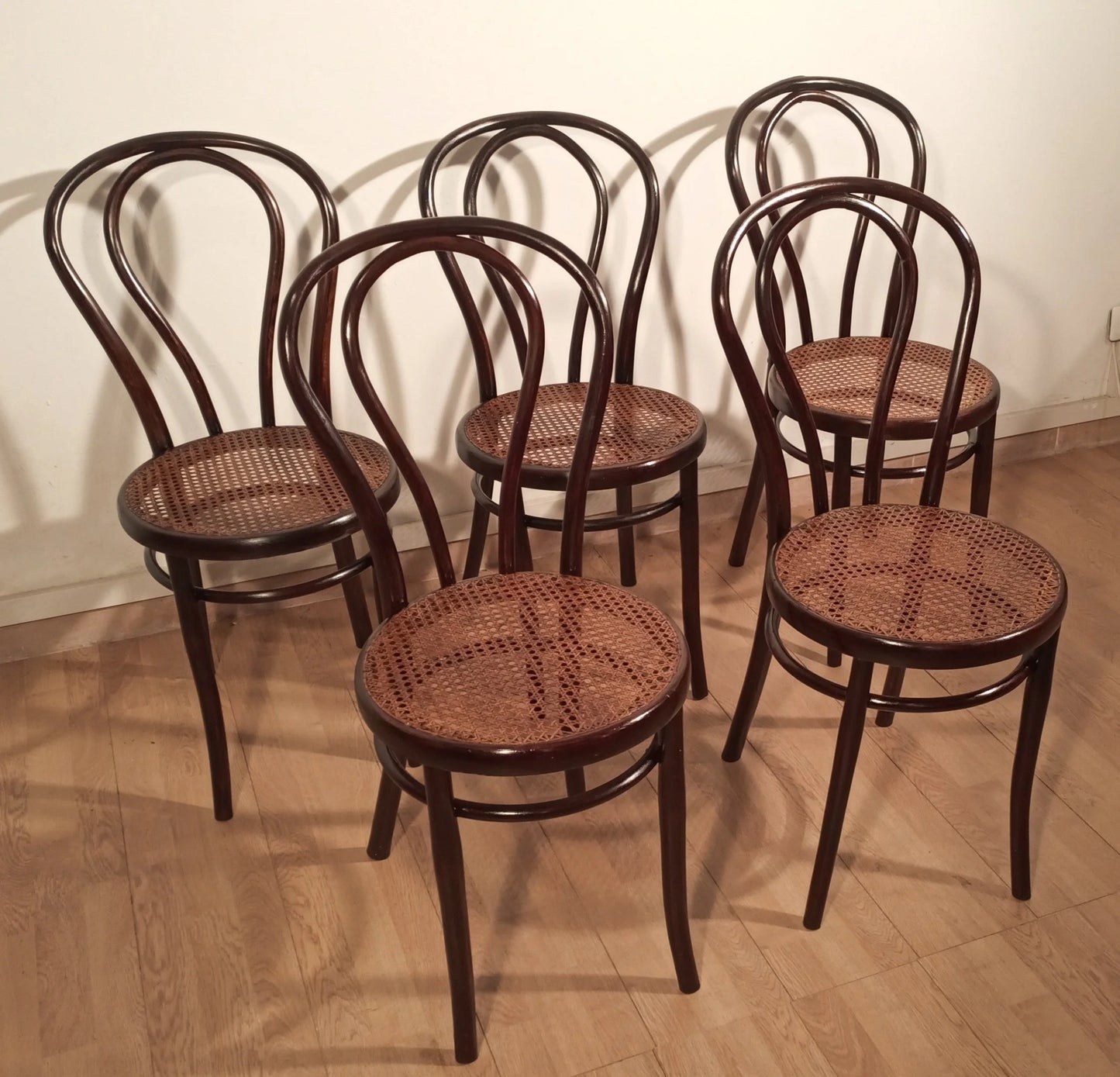 Set di cinque sedie stile thonet drava con sedute in paglia di vienna di legno curvato del xx secolo