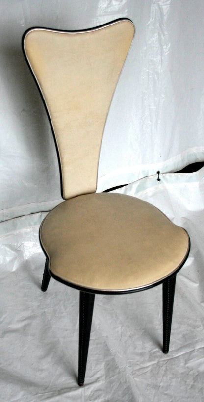 Set 6 sedie Umberto Mascagni anni 60 Italia con poltrona imbottita in ecopelle bianca e bordino nero triangolo irregolare