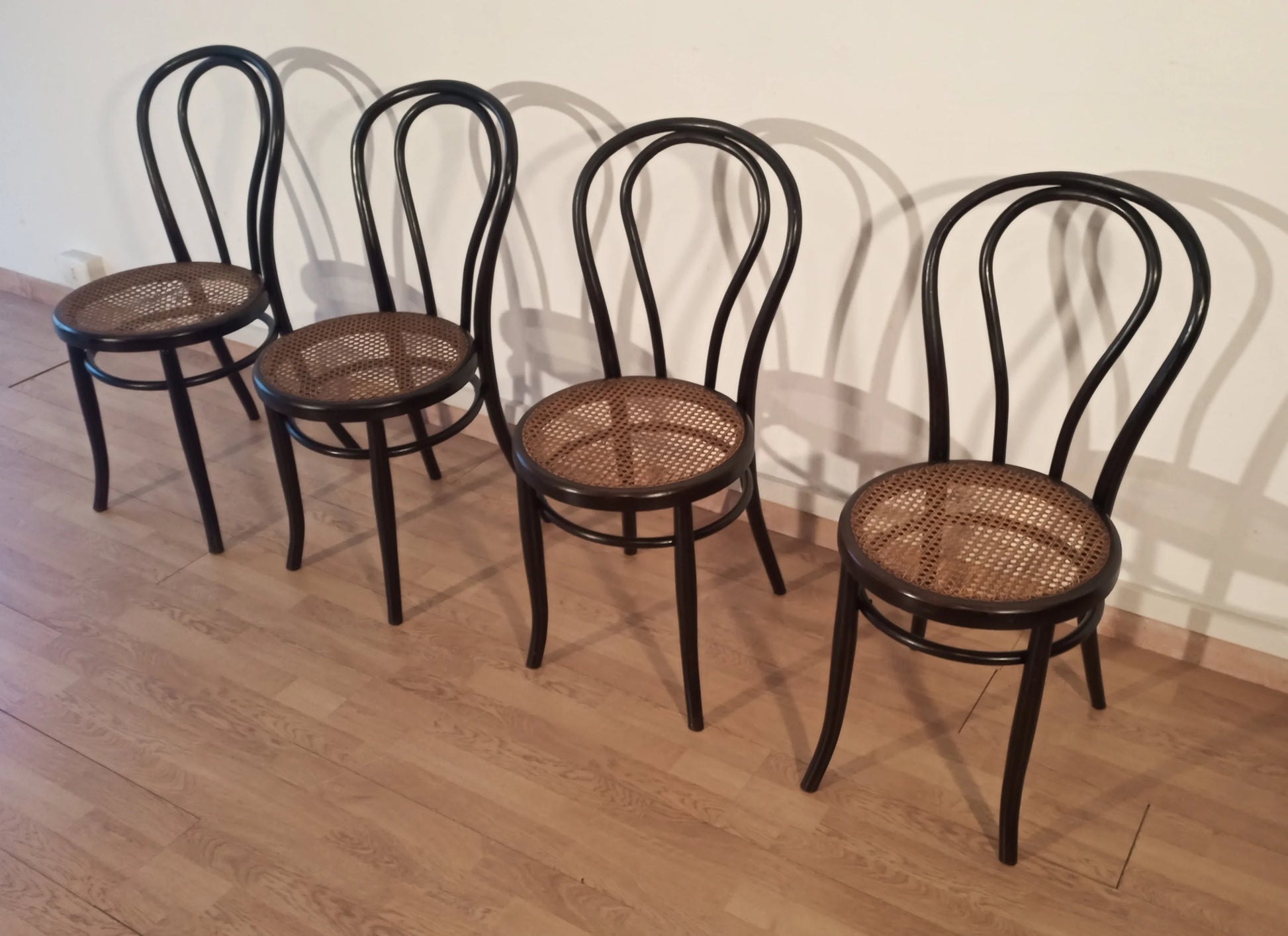 Set di 4 sedie da pranzo thonet italia in faggio curvato con seduta in paglia di vienna disposte in fila