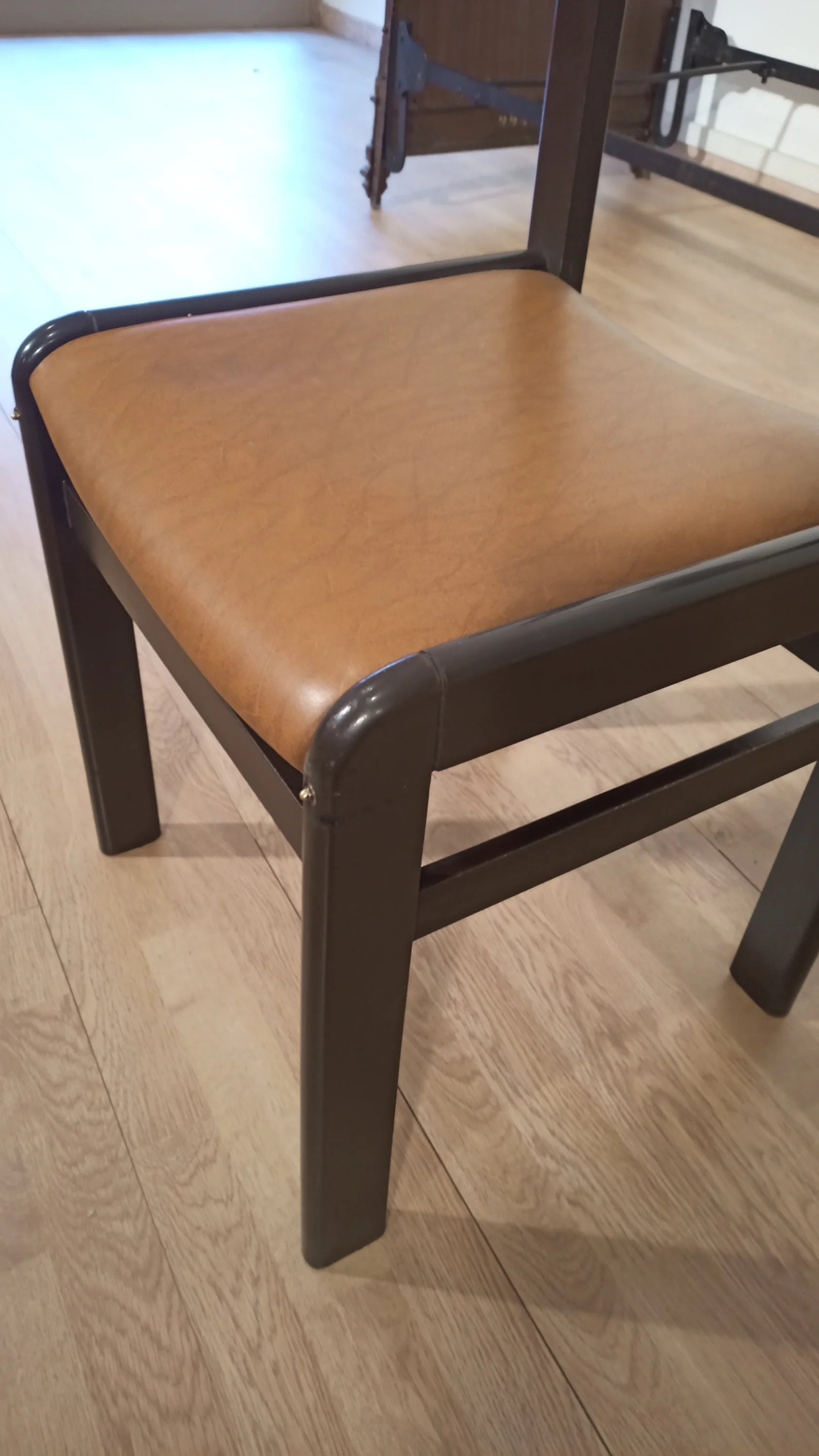 Sedie da pranzo vintage anni 70 set di 6 in legno scuro con seduta in pelle color cuoio