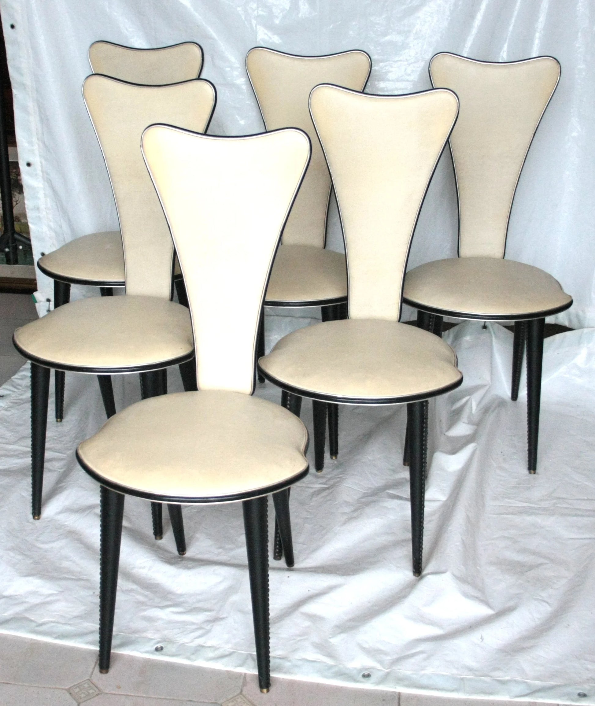 Set 6 sedie Umberto Mascagni anni 60 in ecopelle bianca con design triangolo irregolare cream color