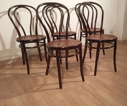 Quattro sedie vintage stile thonet drava con schienali curvi e sedute in canna intrecciata set di 5