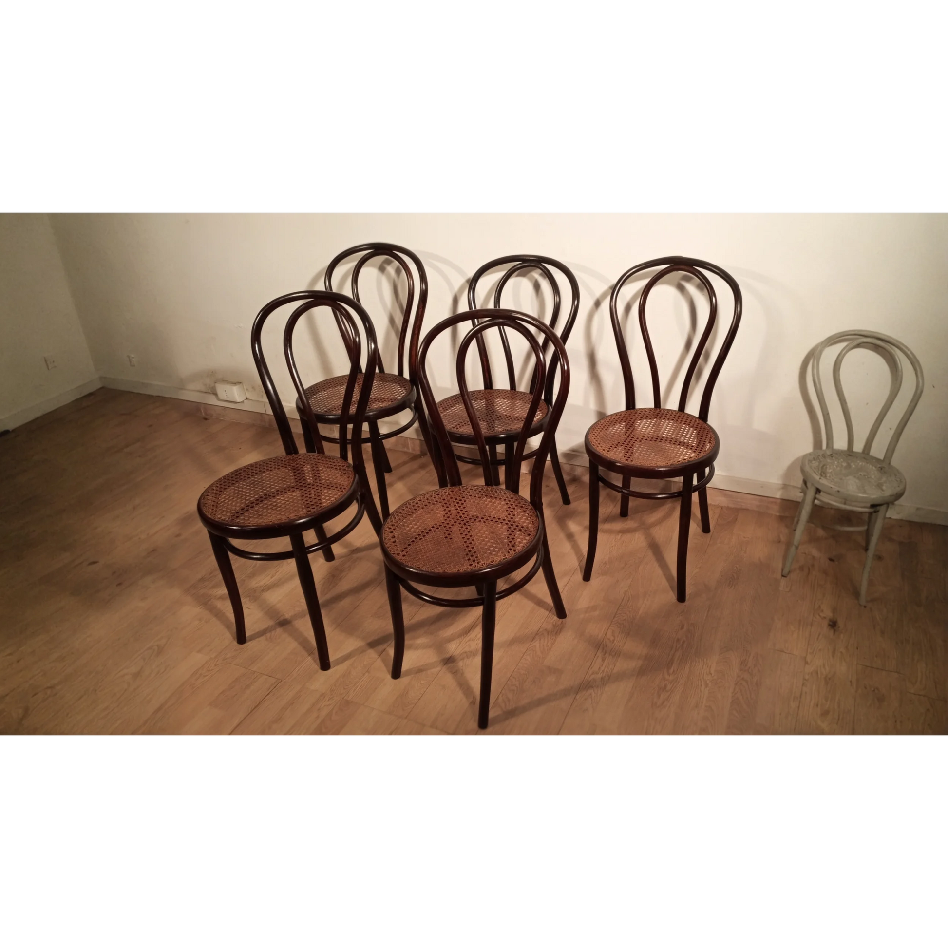 Set di sedie in stile Thonet Drava con seduta in paglia, design elegante e vintage