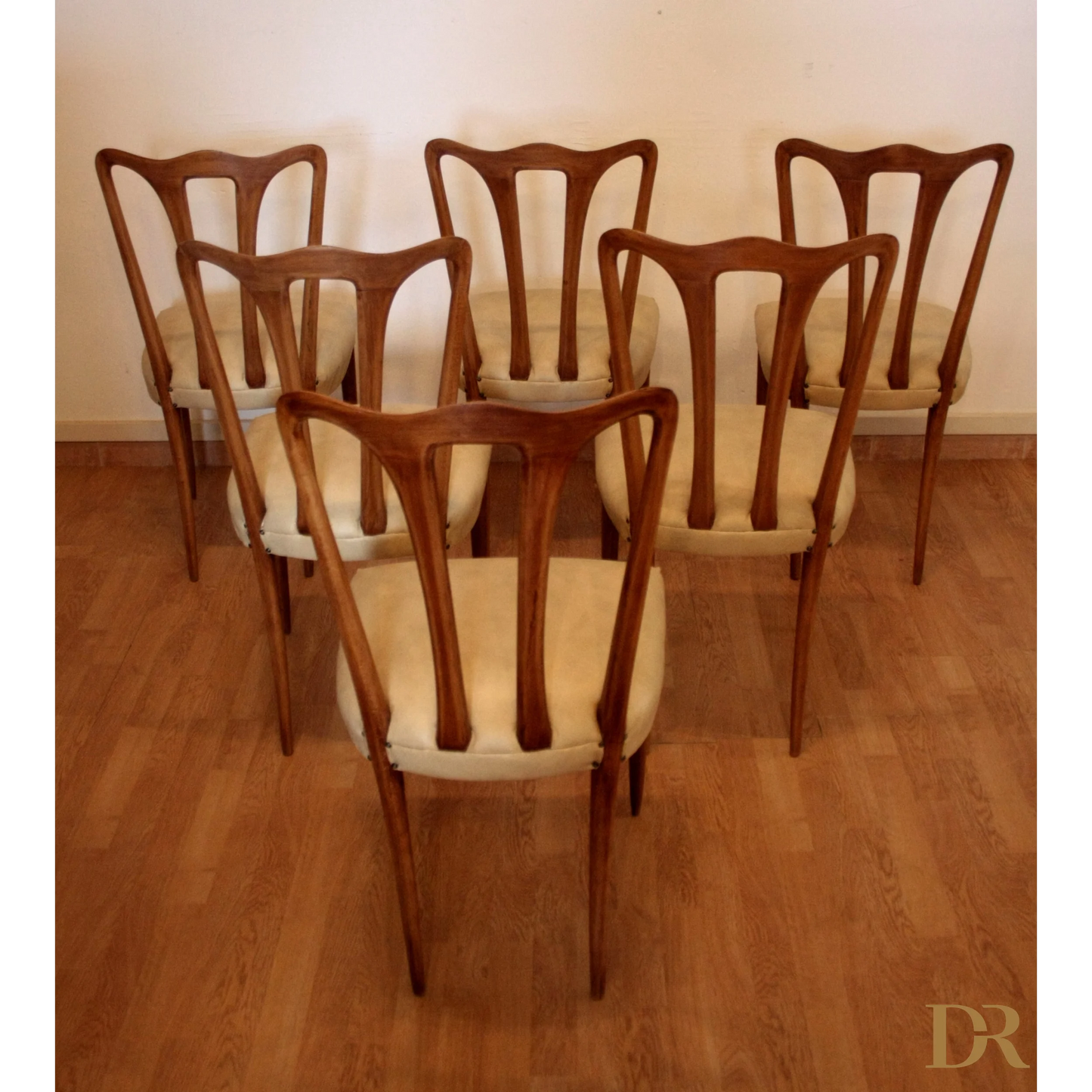 Sedie mid-century modern vintage casa Italia con sedili crema design elegante