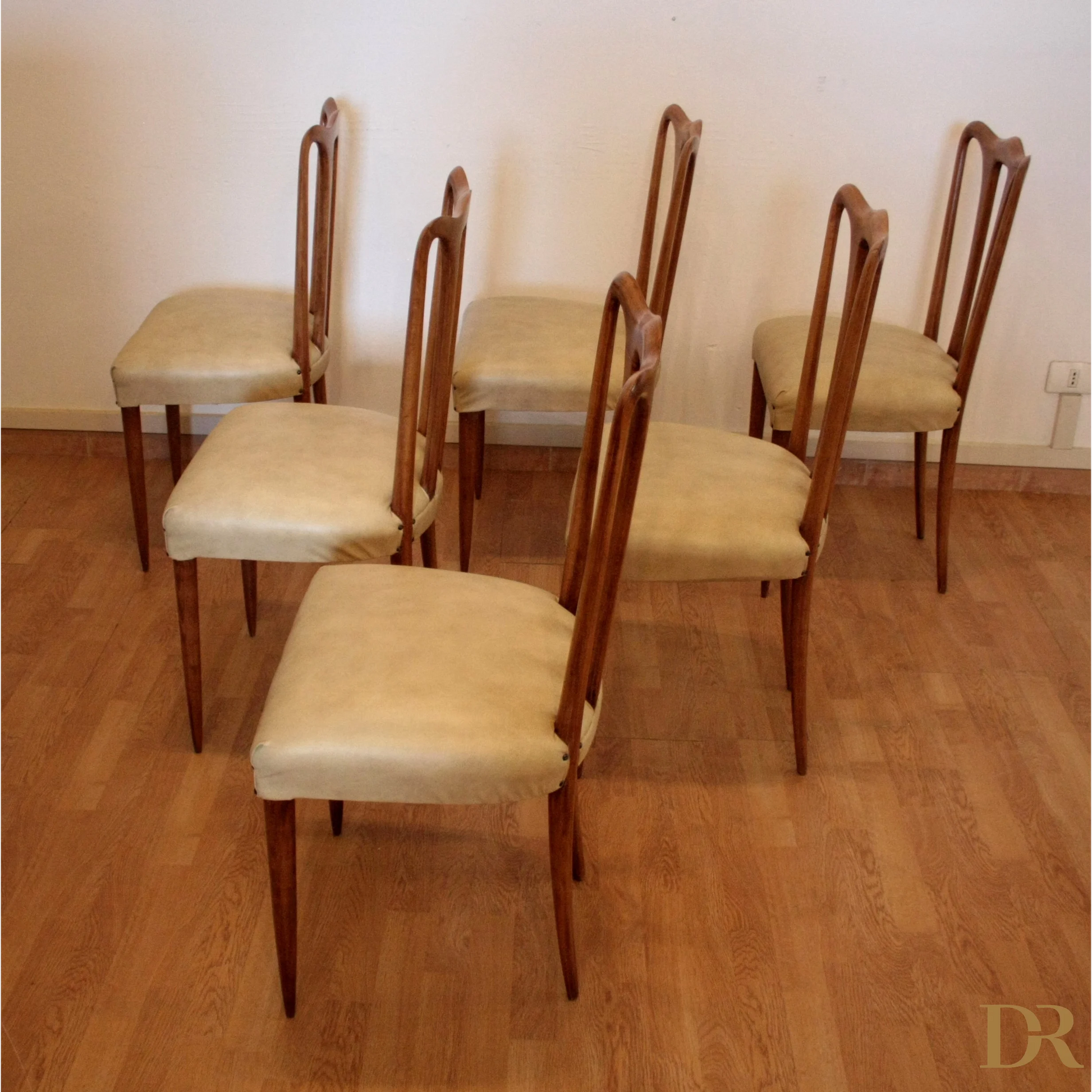 Sedie in legno vintage con rivestimenti, perfette per un design casa mid-century Italia