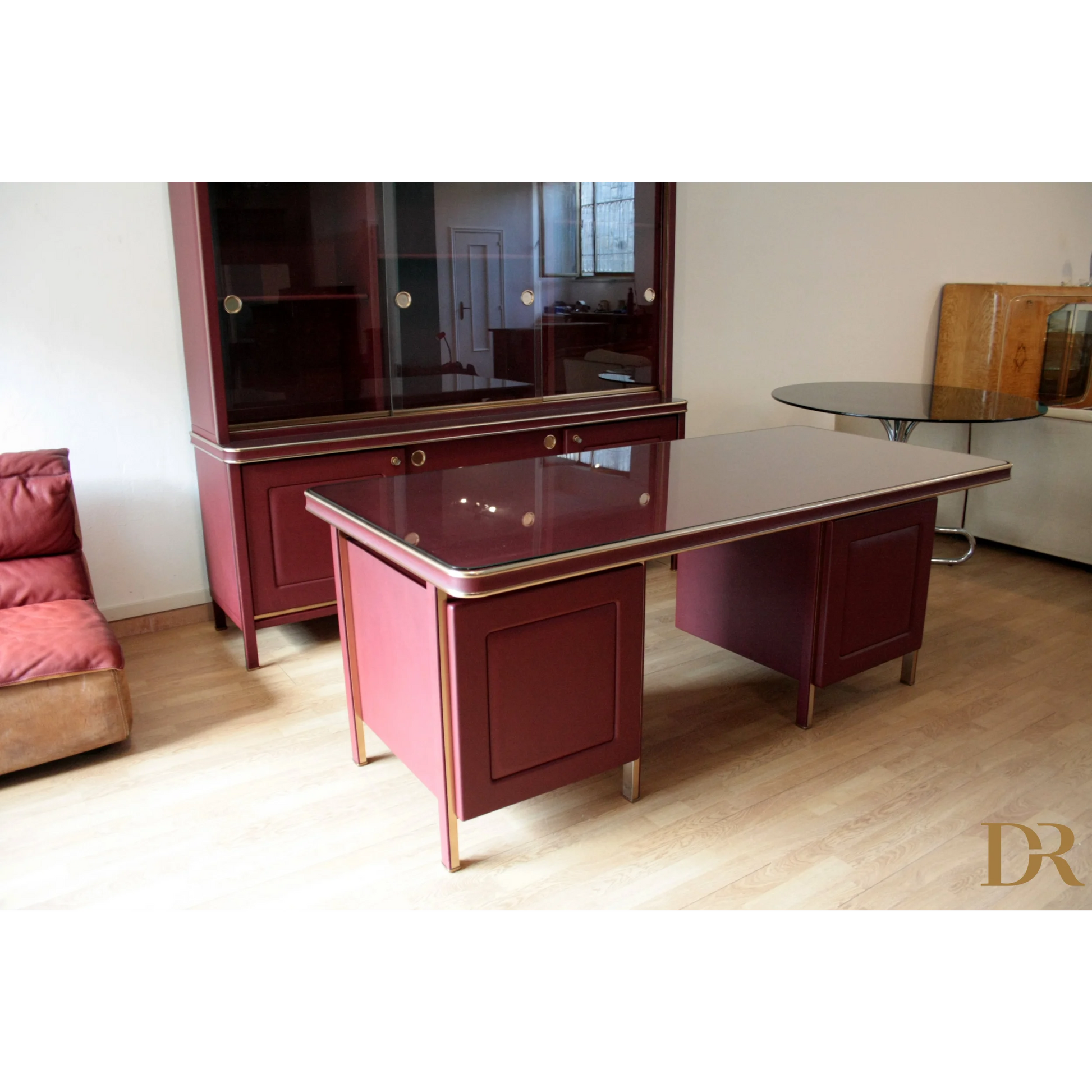 Scrivania e sedie Umberto Mascagni in similpelle bordeaux con desk marone e ottone
