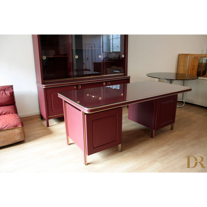 Scrivania e sedie Umberto Mascagni in similpelle bordeaux con desk marone e ottone