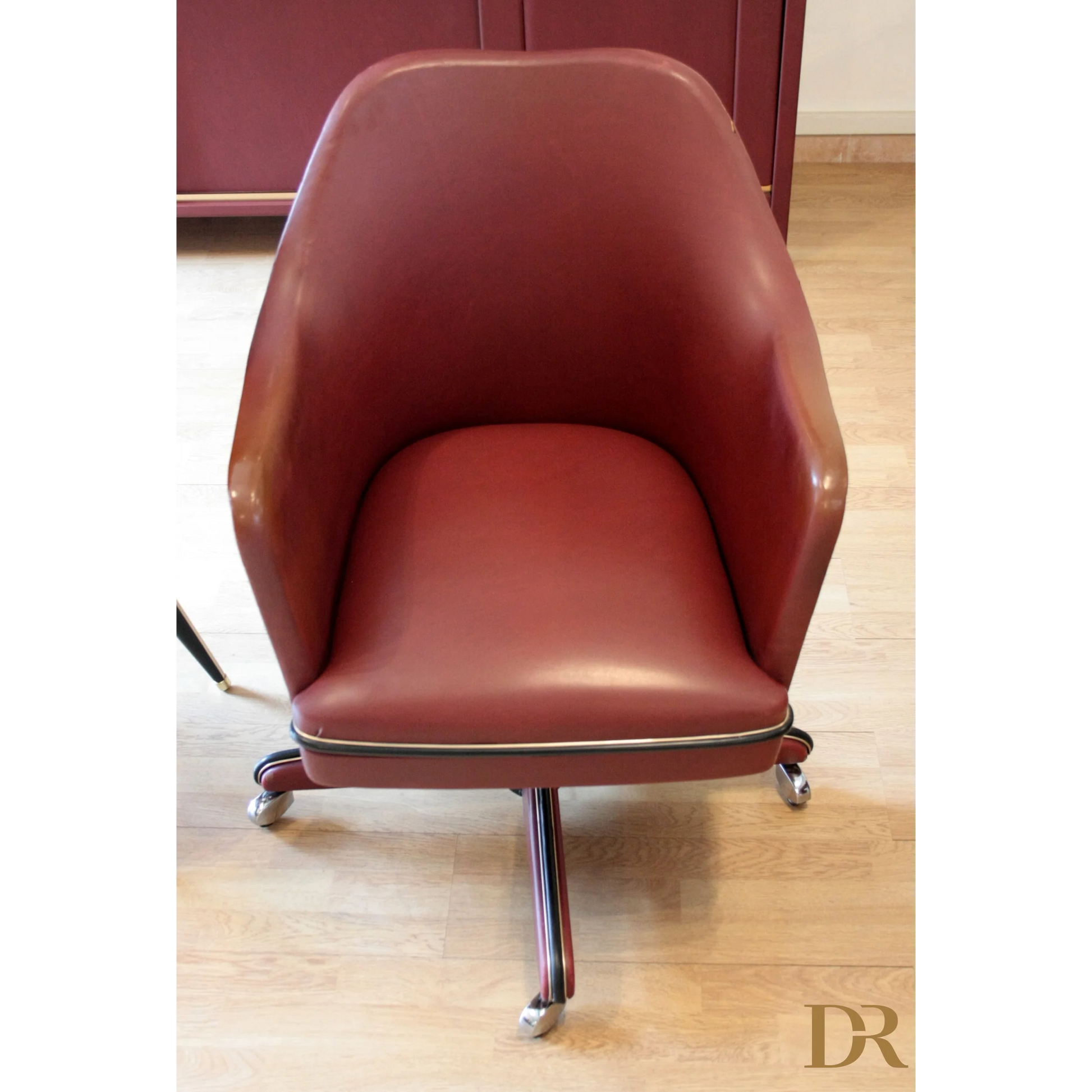 Sedia girevole in similpelle bordeaux da Umberto Mascagni nel set scrivania 1950 Italia