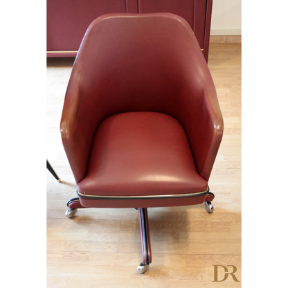 Sedia girevole in similpelle bordeaux da Umberto Mascagni nel set scrivania 1950 Italia