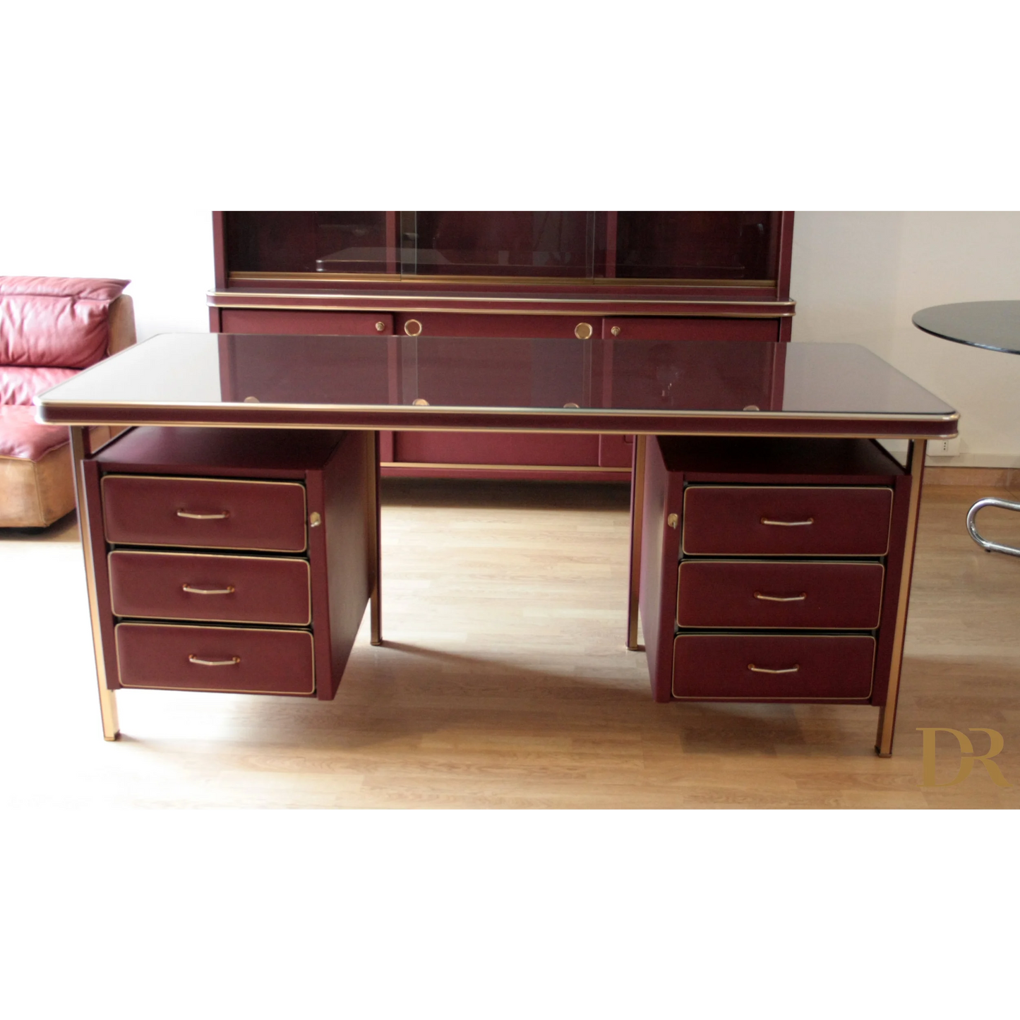 Set scrivania e tre sedie di Umberto Mascagni in similpelle bordeaux e oro