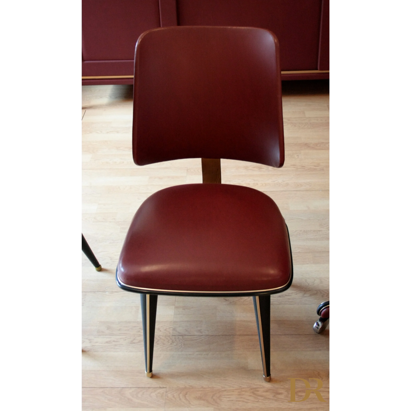 Sedia con rivestimento similpelle bordeaux e gambe nere da Umberto Mascagni, set scrivania