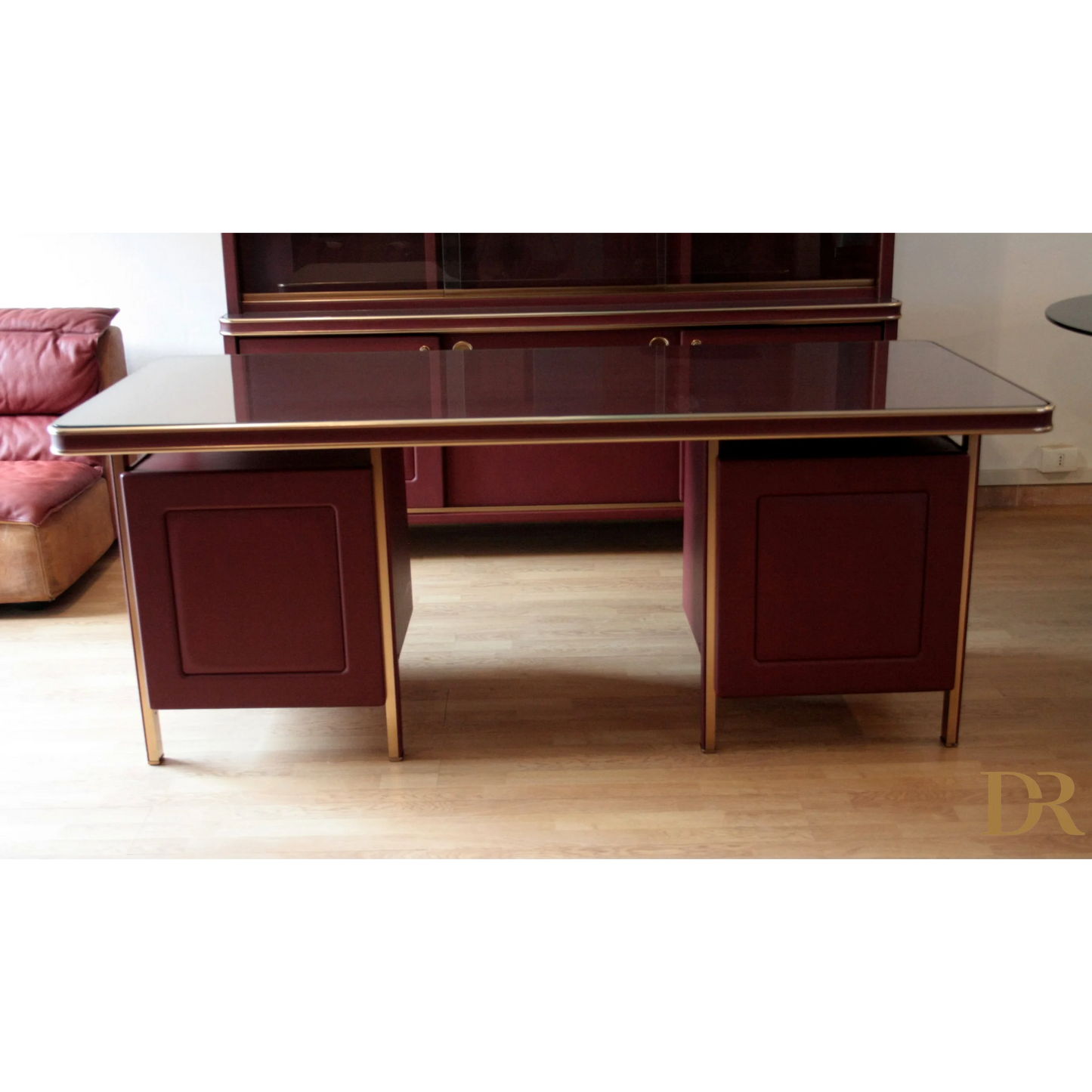 Set scrivania e tre sedie Umberto Mascagni in similpelle bordeaux e ottone, Italia 1950