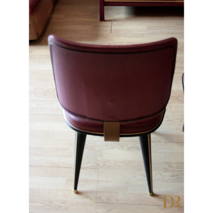 Sedia in similpelle bordeaux con gambe nere, parte del set scrivania Umberto Mascagni
