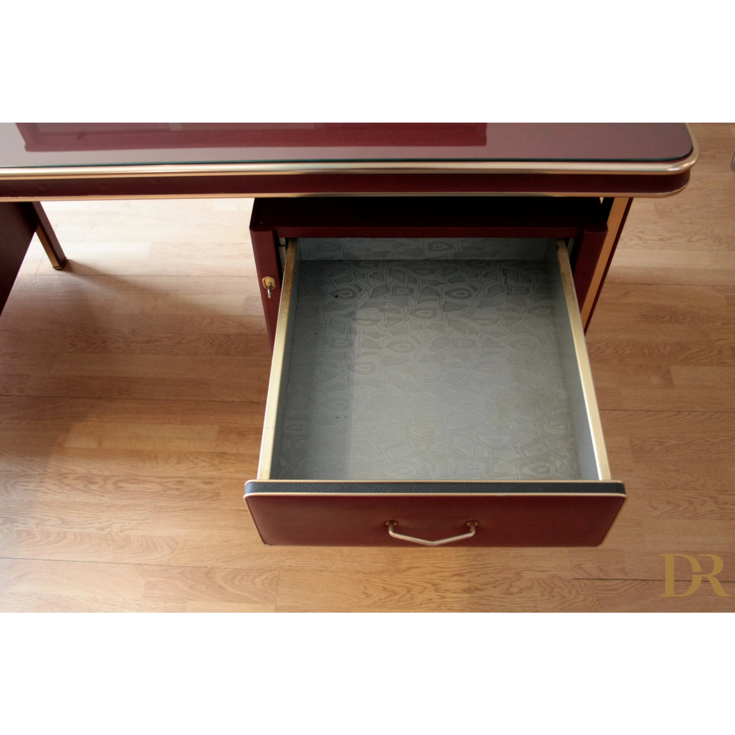 Immagine del cassetto aperto nel set scrivania e tre sedie di Umberto Mascagni in similpelle bordeaux