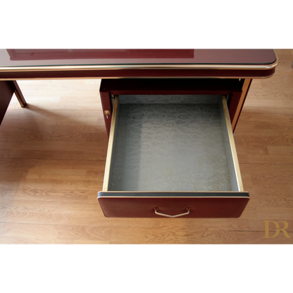 Immagine del cassetto aperto nel set scrivania e tre sedie di Umberto Mascagni in similpelle bordeaux