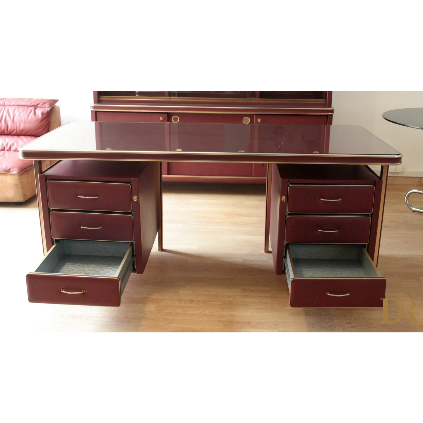 Altezza scrivania in similpelle bordeaux e ottone del set Umberto Mascagni Italia