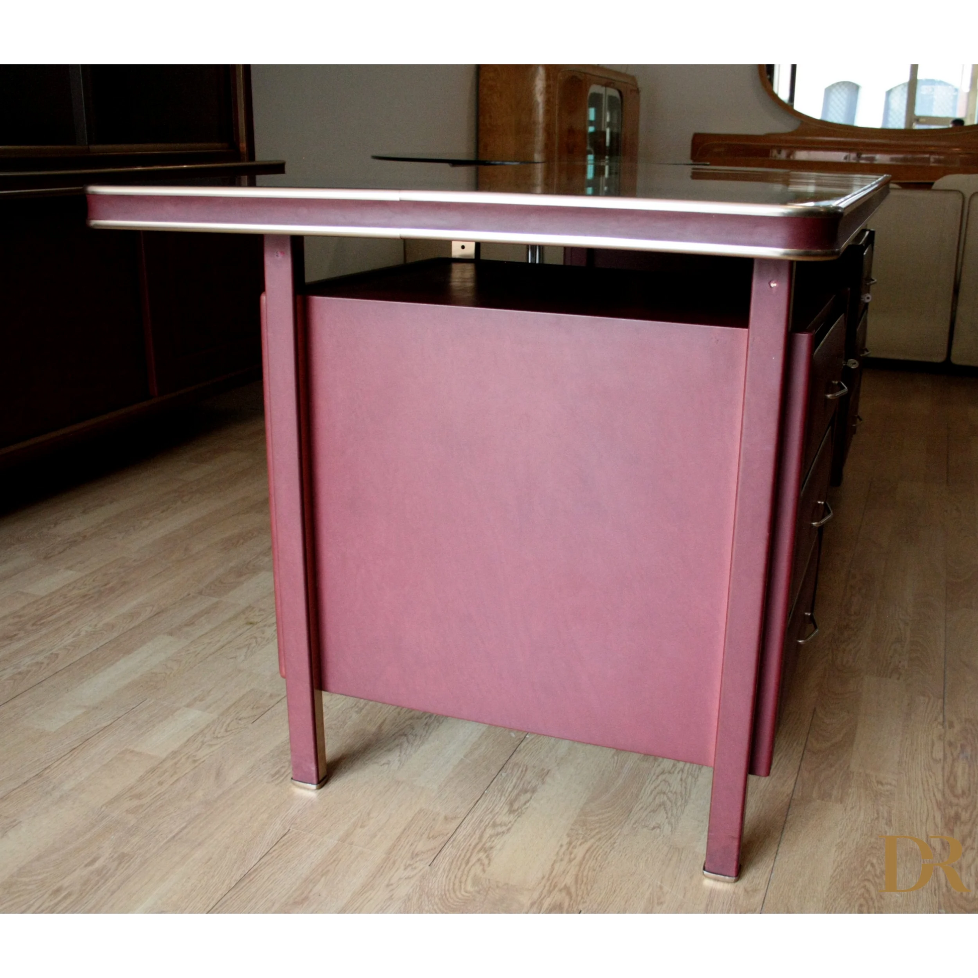 Scrivania Umberto Mascagni in similpelle bordeaux con piano maroon e dettagli in ottone