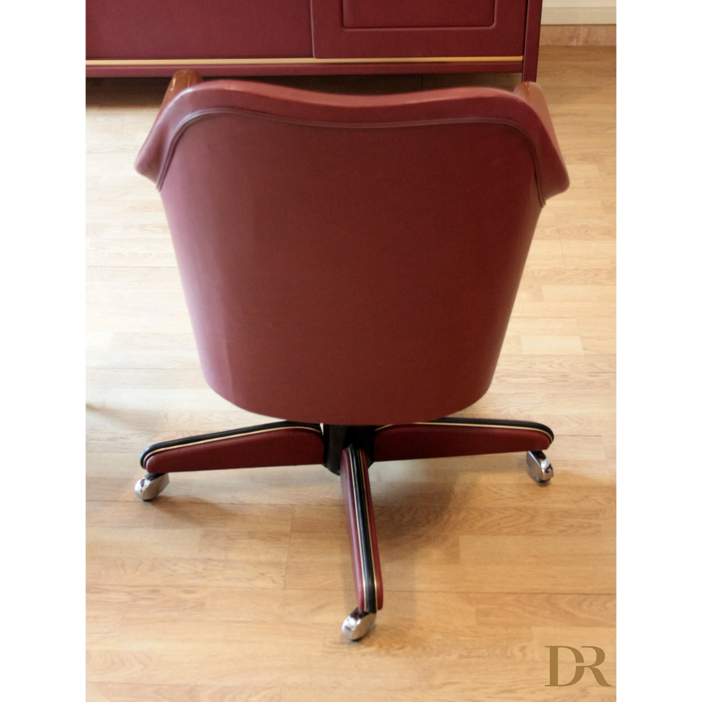 Sedia girevole in similpelle bordeaux di Umberto Mascagni in set scrivania anni 1950