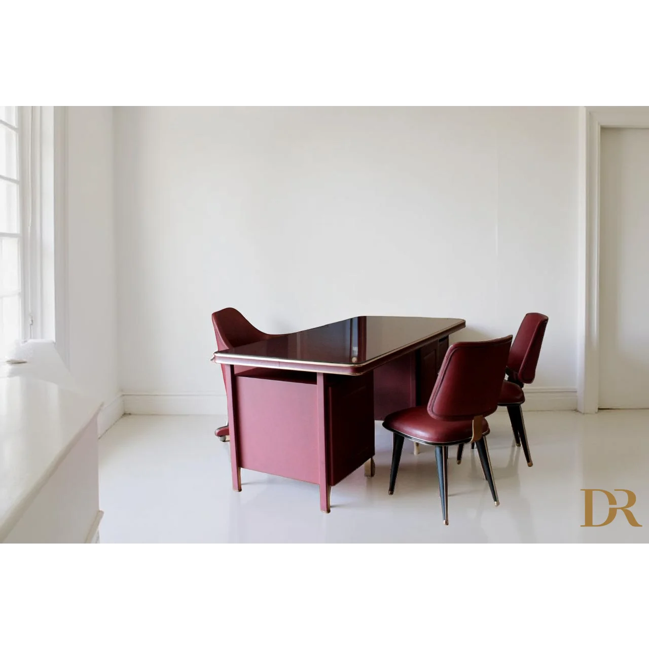 Set scrivania e tre sedie di Umberto Mascagni in similpelle bordeaux e ottone