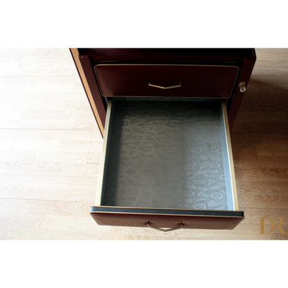 Cassetto aperto in similpelle bordeaux con hardware dorato di umberto mascagni set scrivania