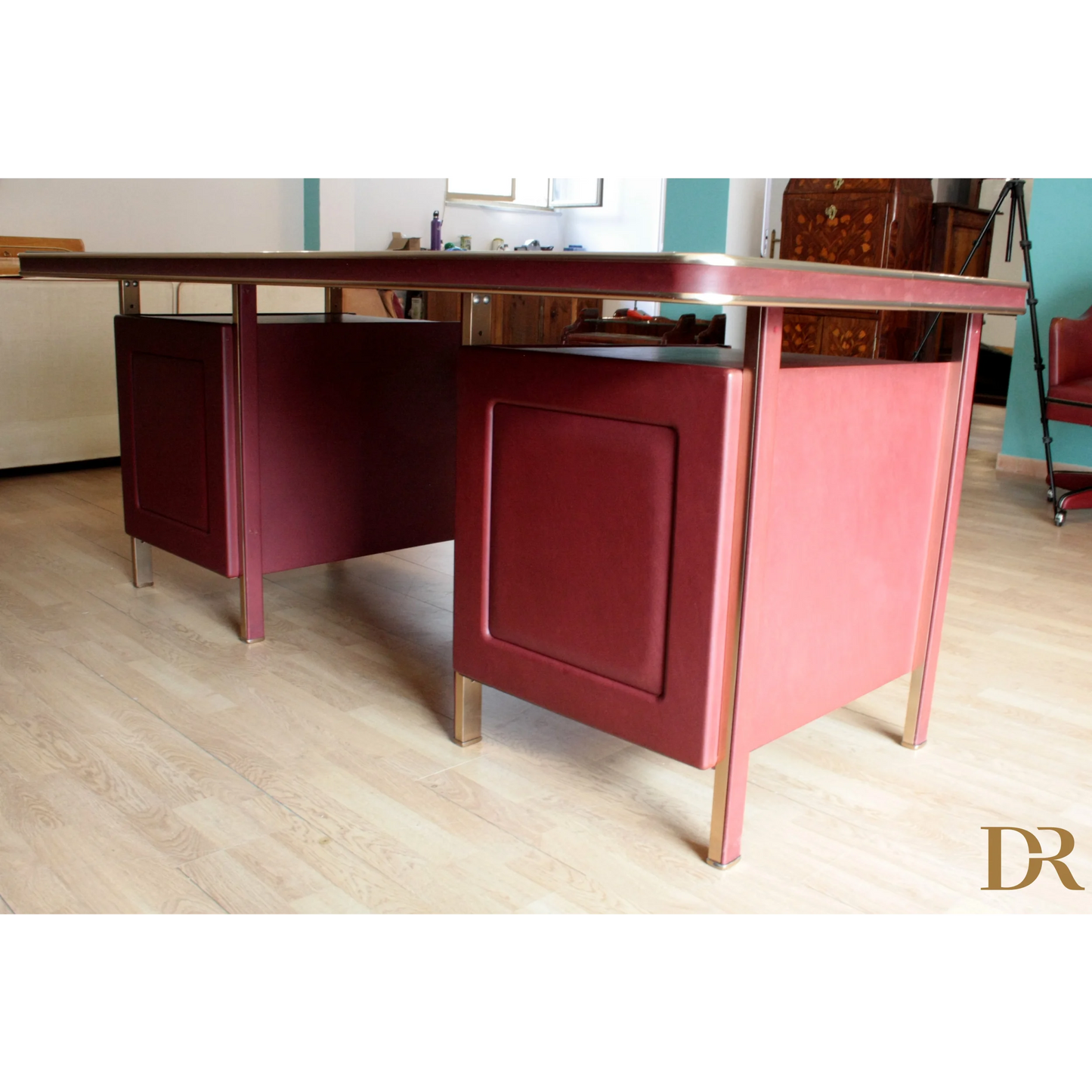 Set scrivania e tre sedie di Umberto Mascagni con similpelle bordeaux e dettagli oro