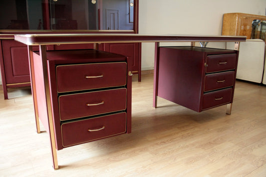 Set scrivania e tre sedie Umberto Mascagni in similpelle bordeaux con dettagli in ottone
