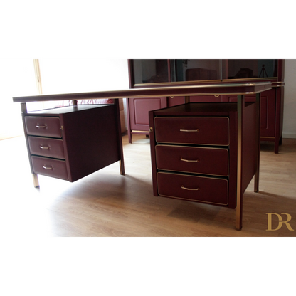 Set scrivania e tre sedie di Umberto Mascagni in similpelle bordeaux e ottone