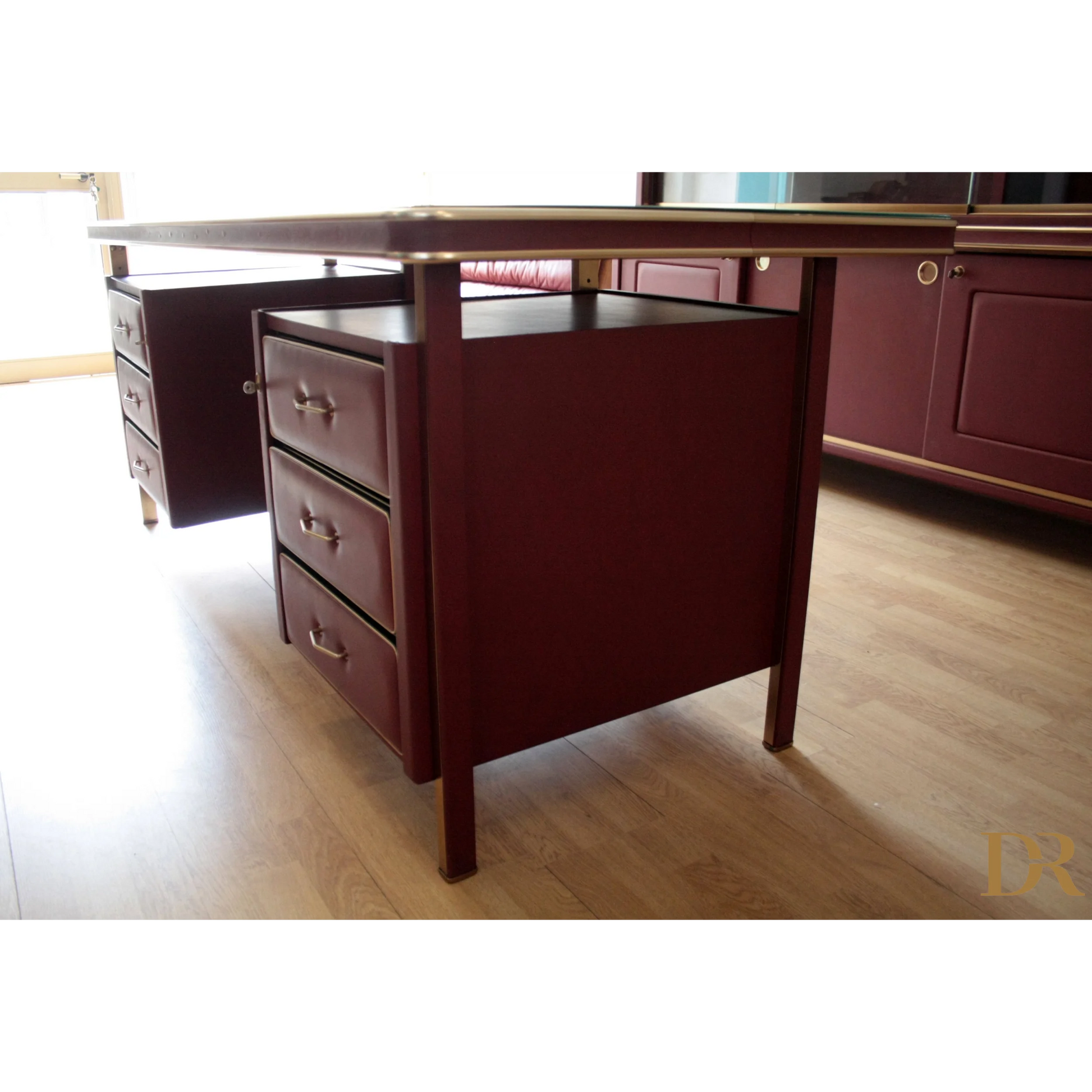 Scrivania con cassetti in similpelle bordeaux di Umberto Mascagni, set scrivania elegante