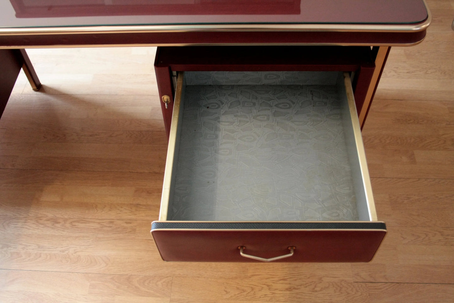 Set studio umberto mascagni scrivania ministeriale con cassetto aperto in legno Italia 1950
