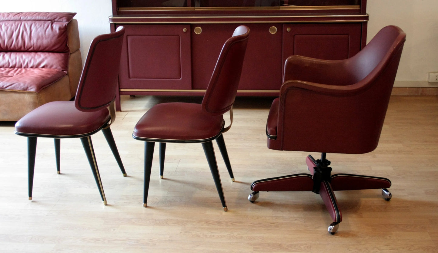 Set studio umberto mascagni scrivania ministeriale disegnata in pelle burgundy con tre sedie e libreria italia 1950