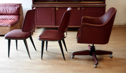 Set studio umberto mascagni scrivania ministeriale disegnata in pelle burgundy con tre sedie e libreria italia 1950
