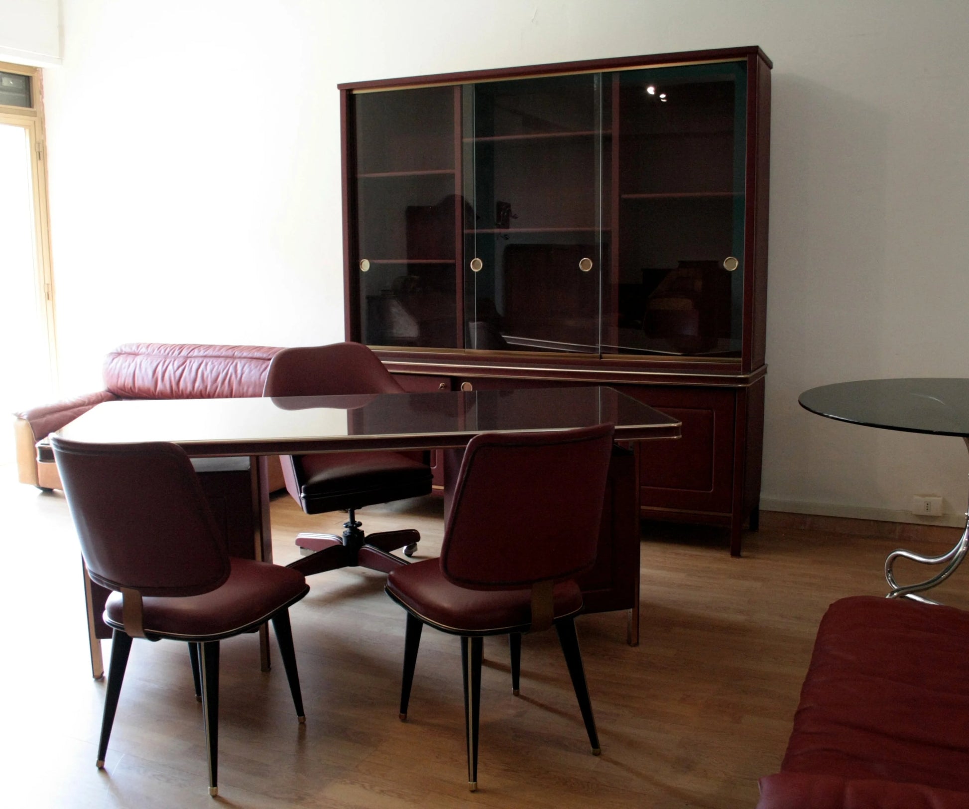 Set studio umberto mascagni scrivania ministeriale italiana 1950 con tre sedie e libreria in legno marrone