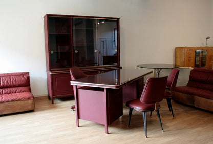 Set studio umberto mascagni scrivania ministeriale disegnata in legno marrone con tre sedie e libreria italia 1950