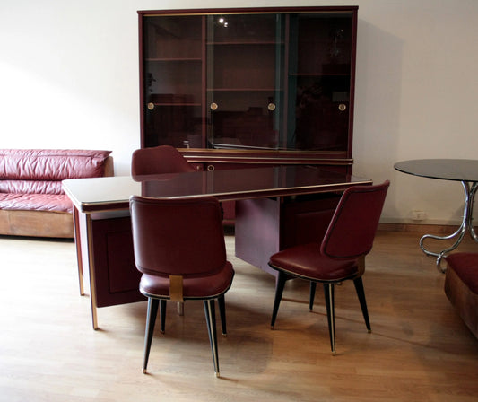 Set studio umberto mascagni scrivania ministeriale disegnata in legno marrone con tre sedie e libreria italia 1950