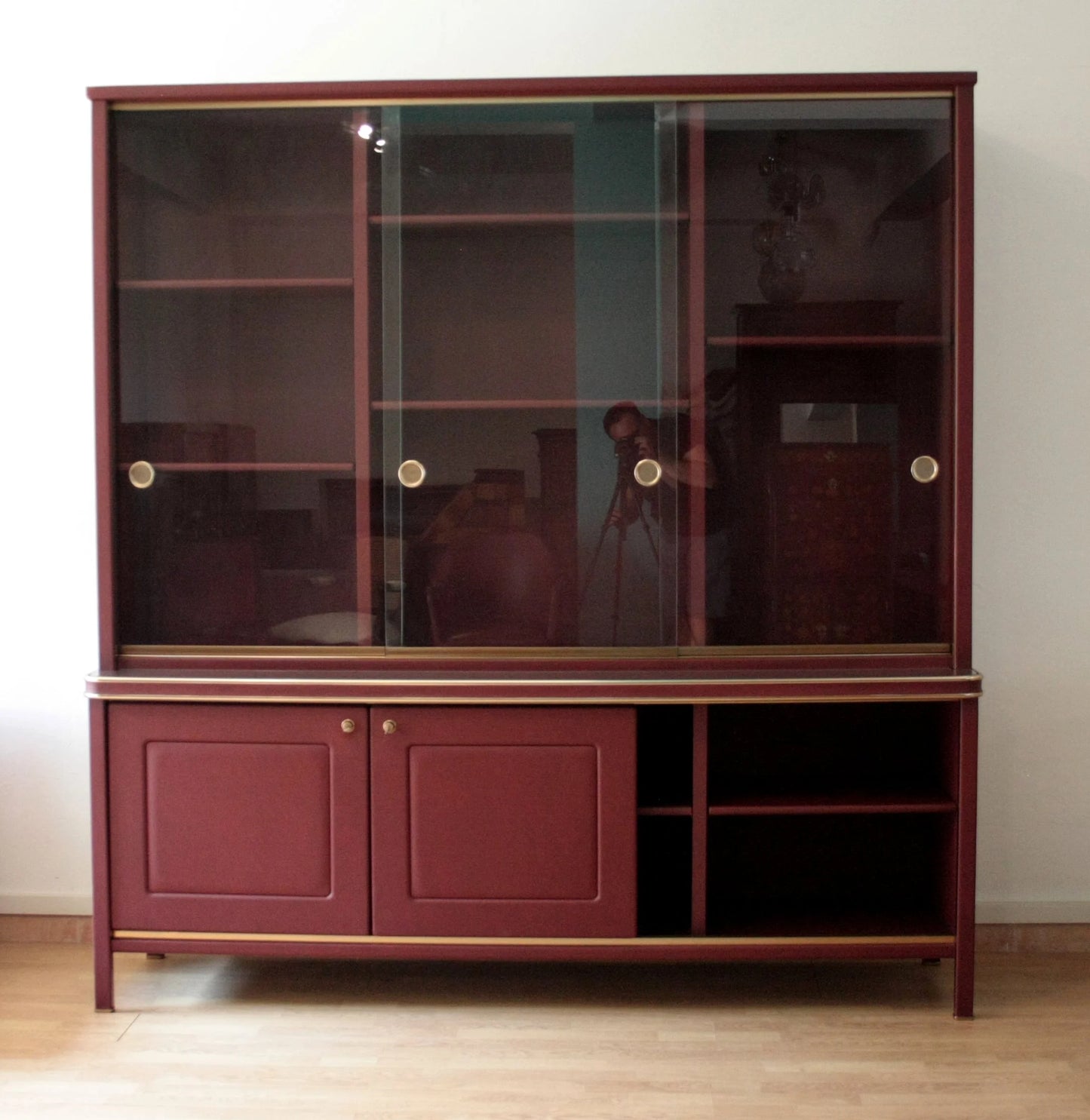 Set studio umberto mascagni con scrivania ministeriale disegnata in italia 1950 e libreria con ante in vetro scorrevoli color marrone e oro