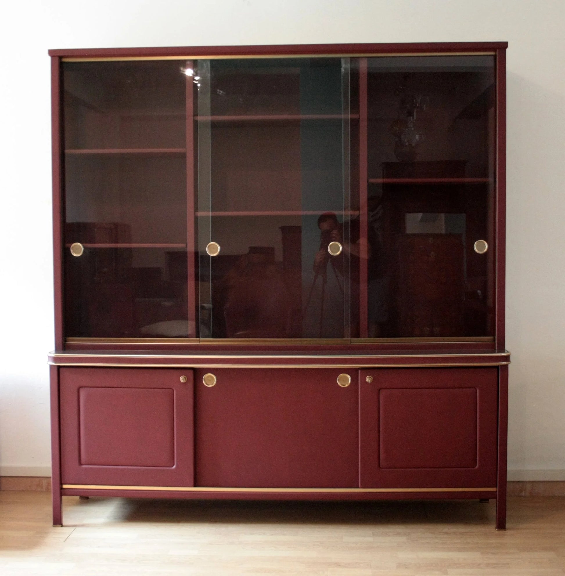 Vetrina color amaranto e oro del set studio umberto mascagni italia 1950 con scrivania ministeriale e libreria