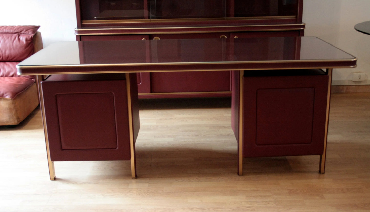 Set studio umberto mascagni scrivania ministeriale disegnata in italia con tre sedie e libreria color maroon e oro