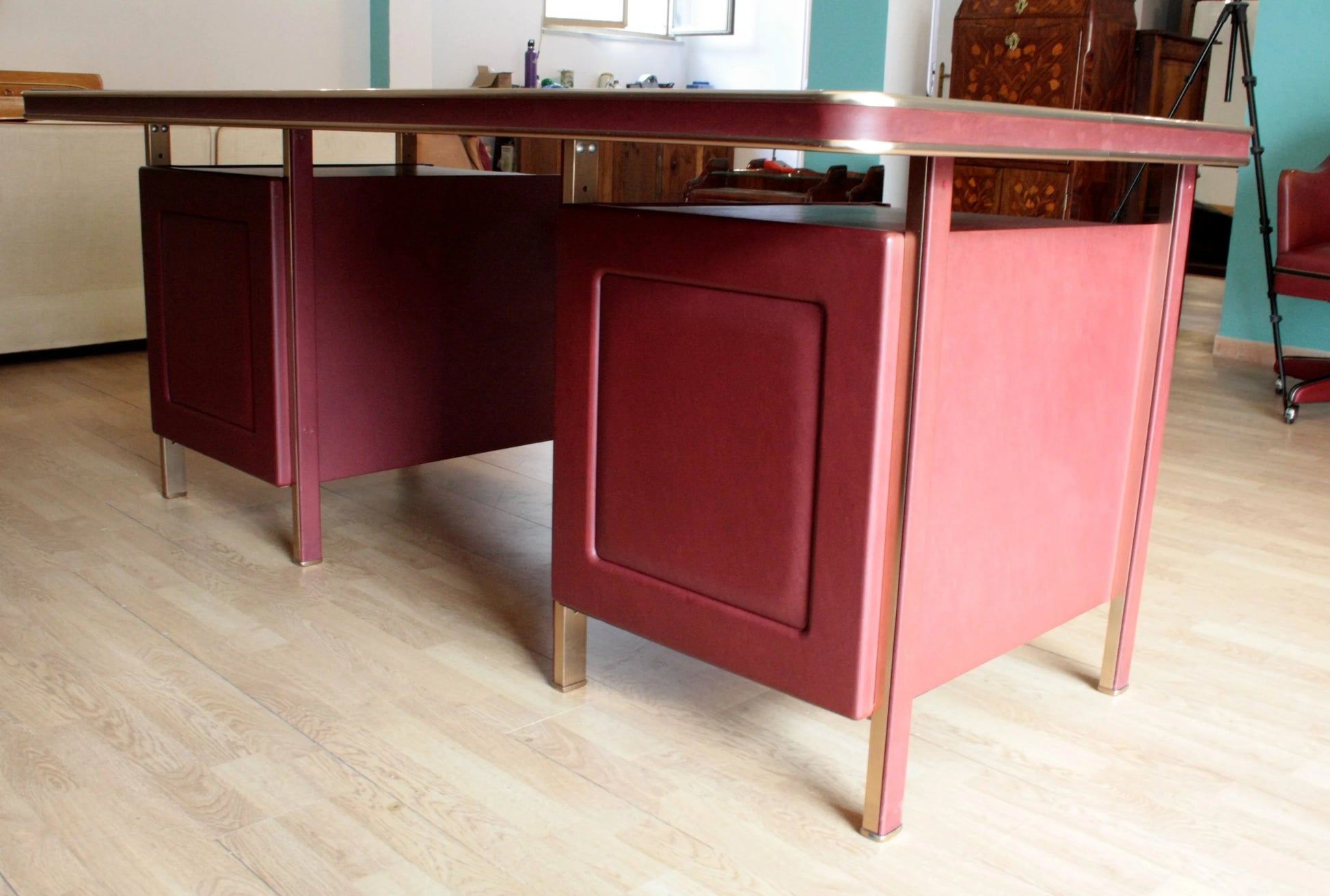 Set studio umberto mascagni scrivania ministeriale in pelle marrone con dettagli oro e libreria italia 1950