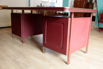 Set studio umberto mascagni scrivania ministeriale in pelle marrone con dettagli oro e libreria italia 1950