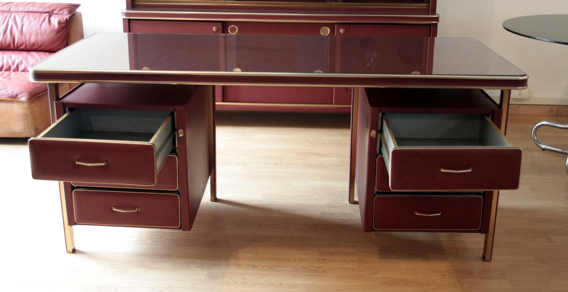 Scrivania ministeriale maroon con cassetti set studio umberto mascagni italia 1950 con tre sedie e libreria