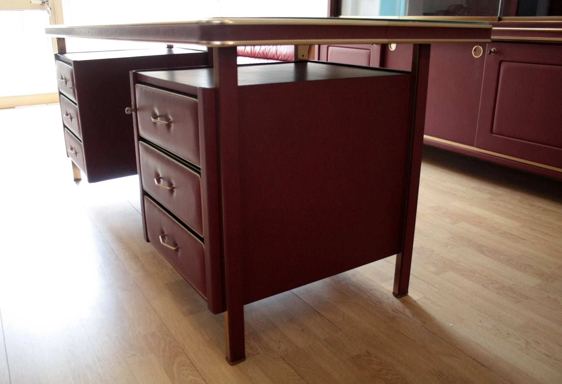 Scrivania ministeriale maroon con cassetti del set studio umberto mascagni italia 1950 in legno pregiato