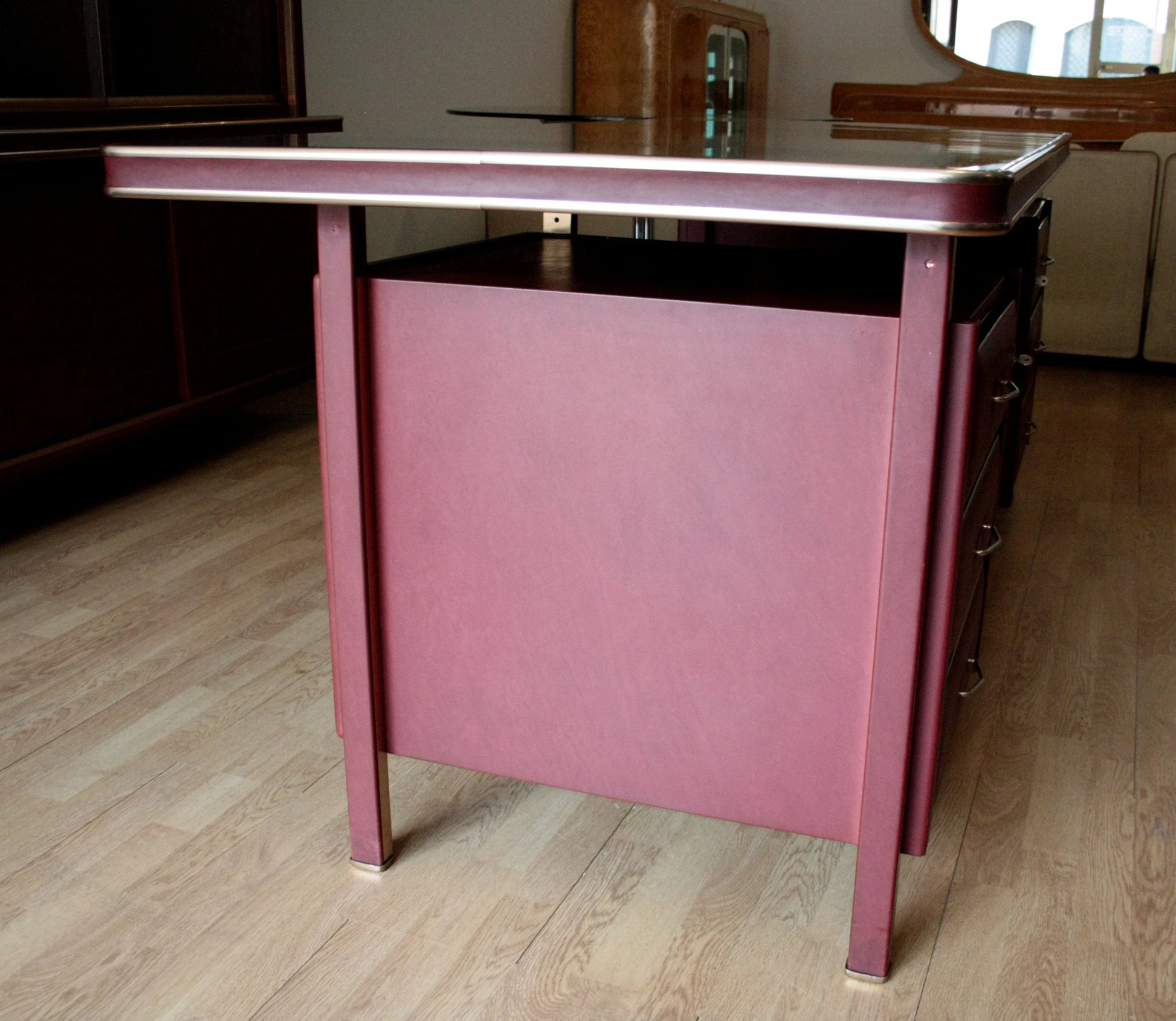 Maroon scrivania ministeriale disegnata con rifiniture oro set studio umberto mascagni italia 1950