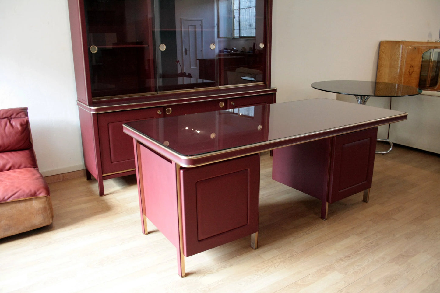 Set studio umberto mascagni scrivania ministeriale in legno color marrone con rifiniture oro italia 1950