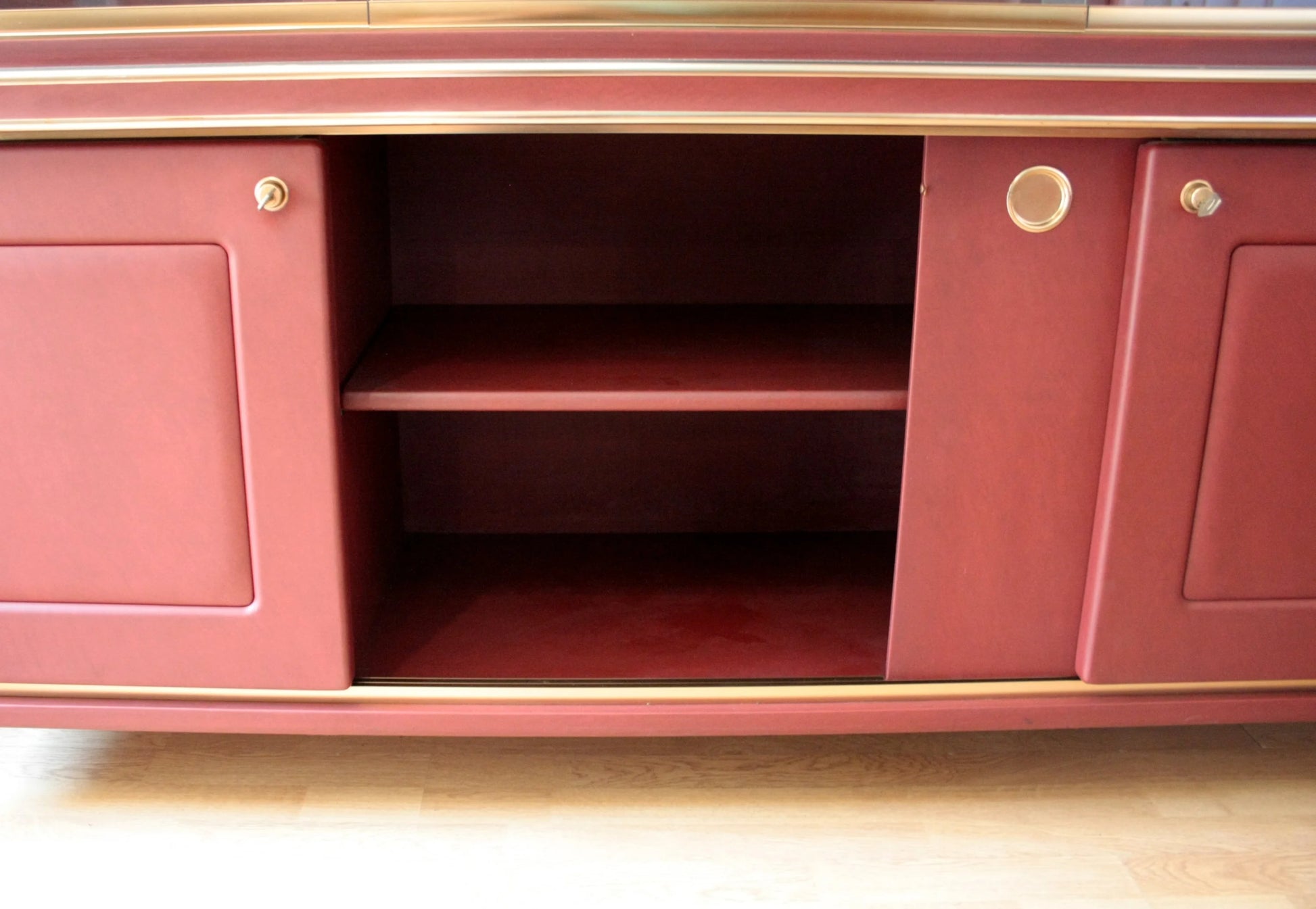Red cabinet with sliding doors in set studio umberto mascagni scrivania ministeriale disegnata italia 1950